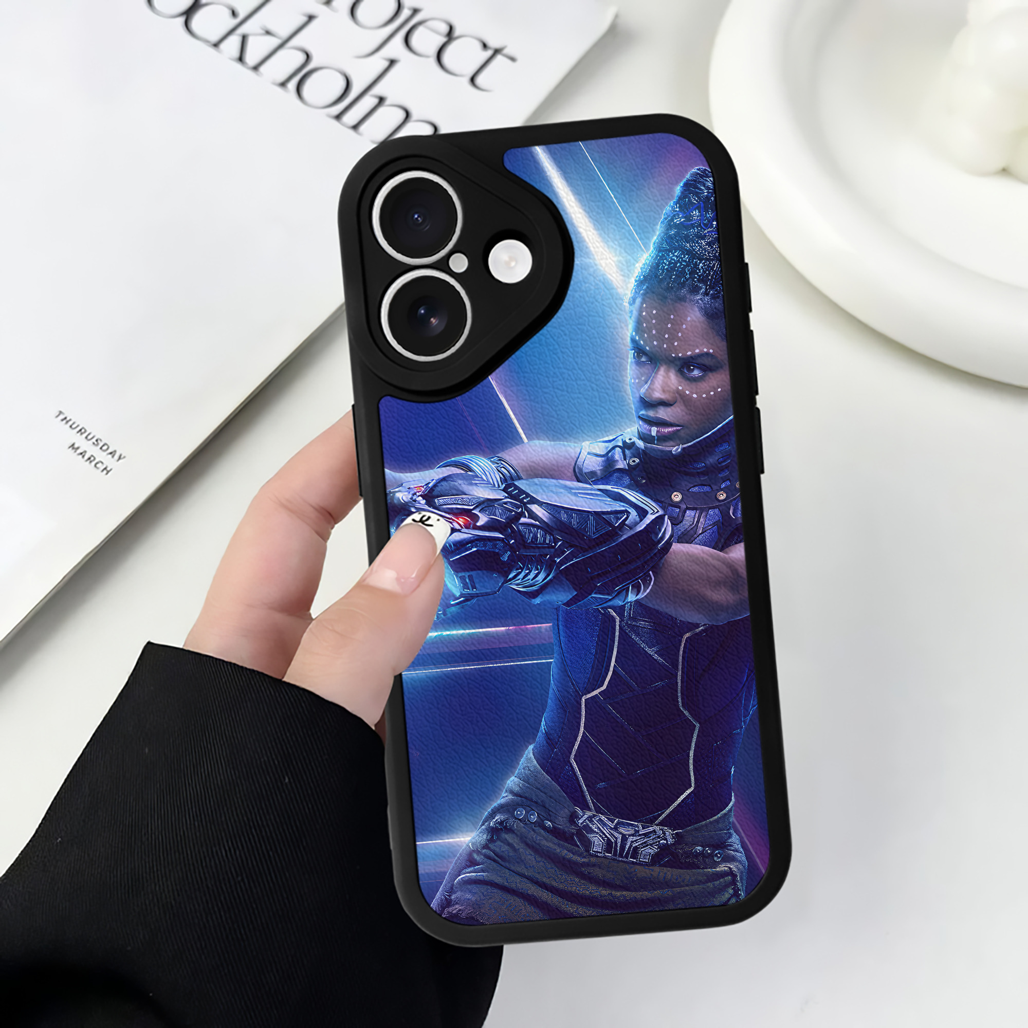 （画像用） アベンジャーズ The Avengers 【iPhone 16シリーズ対応】シリコンスマホケース（レザー調） 材質：シリコン